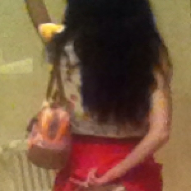 Roser Amills de espaldas con el pelo largo y un bolso colgado