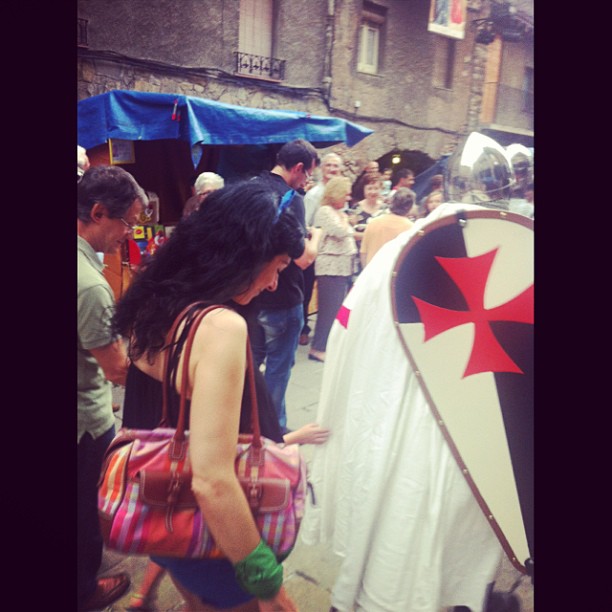 Roser Amills con un bolso de colores ante un caballero templario en la procesión de la feria medieval de Bagà