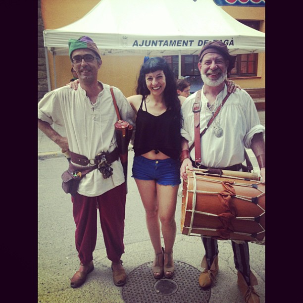Roser Amills con los músicos de la feria medieval de Bagà, uno con tambor