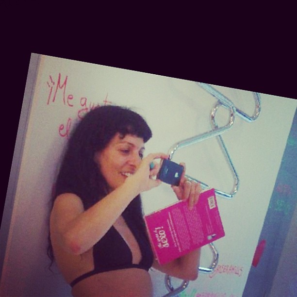 Roser Amills con un libro rosa y el móvil en el baño de Tonobagno