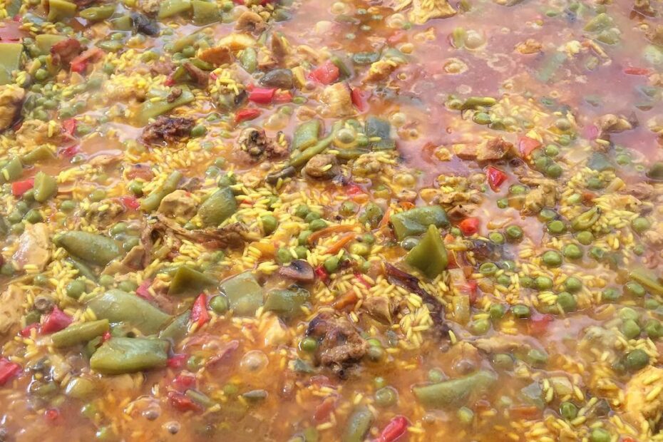 Paella grande con verduras y arroz en la paellera