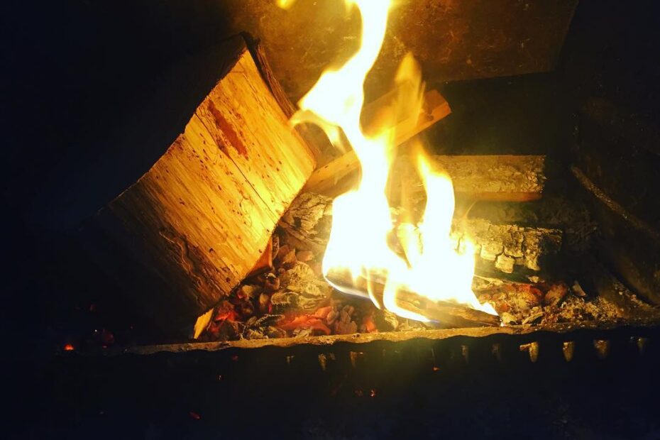 Fuego de leña ardiendo en una chimenea