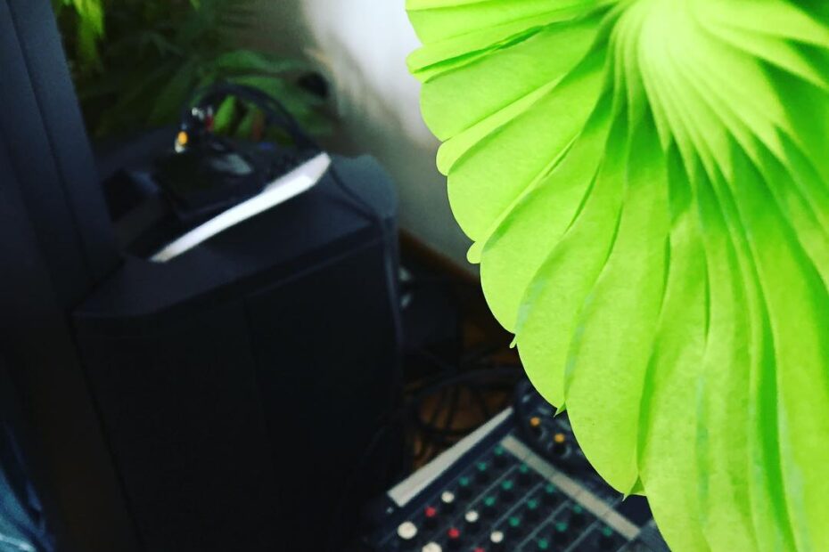 Equipo de sonido con mesa de mezclas y un farolillo verde