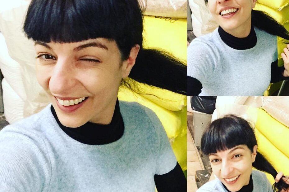 Roser Amills guiñando un ojo en un selfi, con flequillo y jersey gris