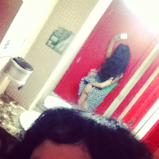 Roser Amills haciéndose un selfi en un baño de paredes rojas