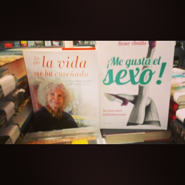 El libro ¡Me gusta el sexo! junto a otro libro en el escaparate de una librería