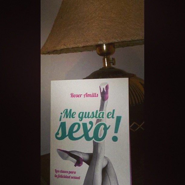 El libro ¡Me gusta el sexo! en una mesilla de noche junto a una lámpara
