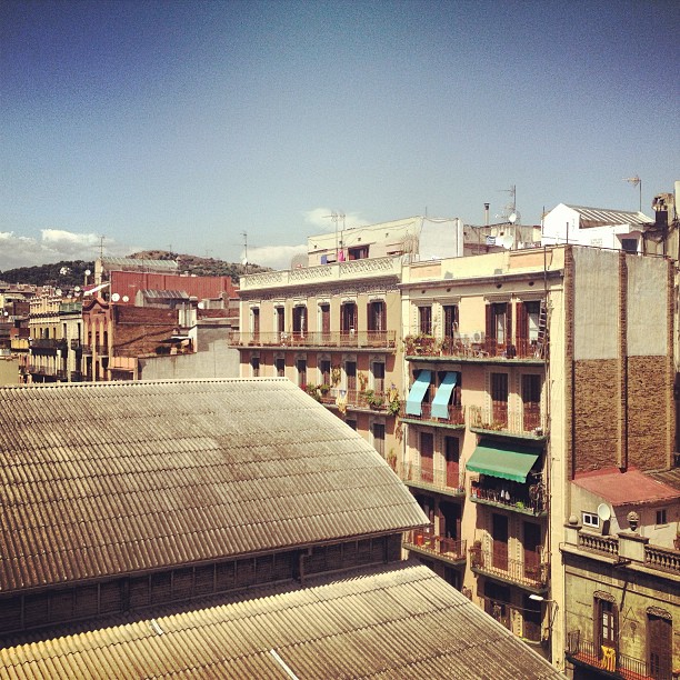 Vista de tejados y edificios de la Vila de Gràcia desde una azotea