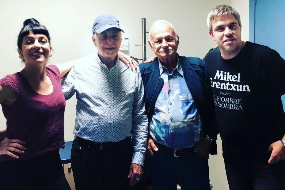 Roser Amills con tres invitados, dos hombres mayores y uno joven con camiseta de Mikel Erentxun, en un pasillo de IB3 tras Cinc Dies