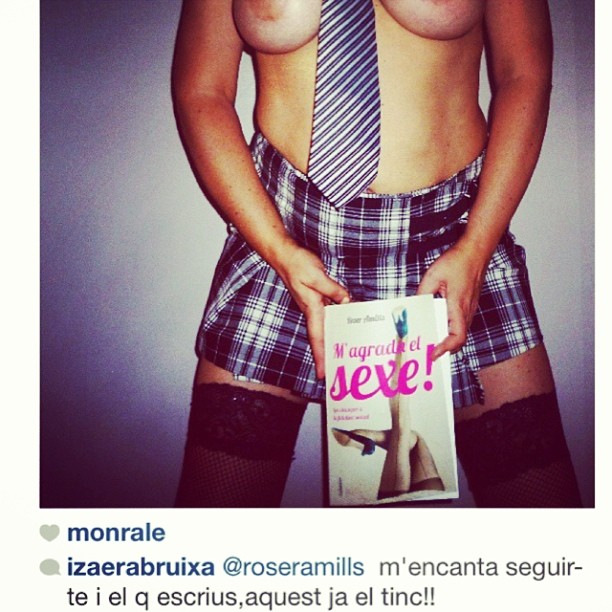 Lectora vestida con falda escocesa sosteniendo M'agrada el sexe! en una foto enviada a Roser Amills