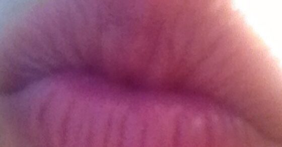 Labios de Roser Amills lanzando un beso