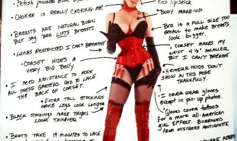 «Anatomy of a 1980's Pin Up», obra de Annie Sprinkle: foto suya en corsé rojo con anotaciones manuscritas sobre cada artificio de la pose