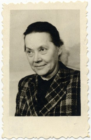 Retrato de Asja Lacis en su madurez, con chaqueta de cuadros