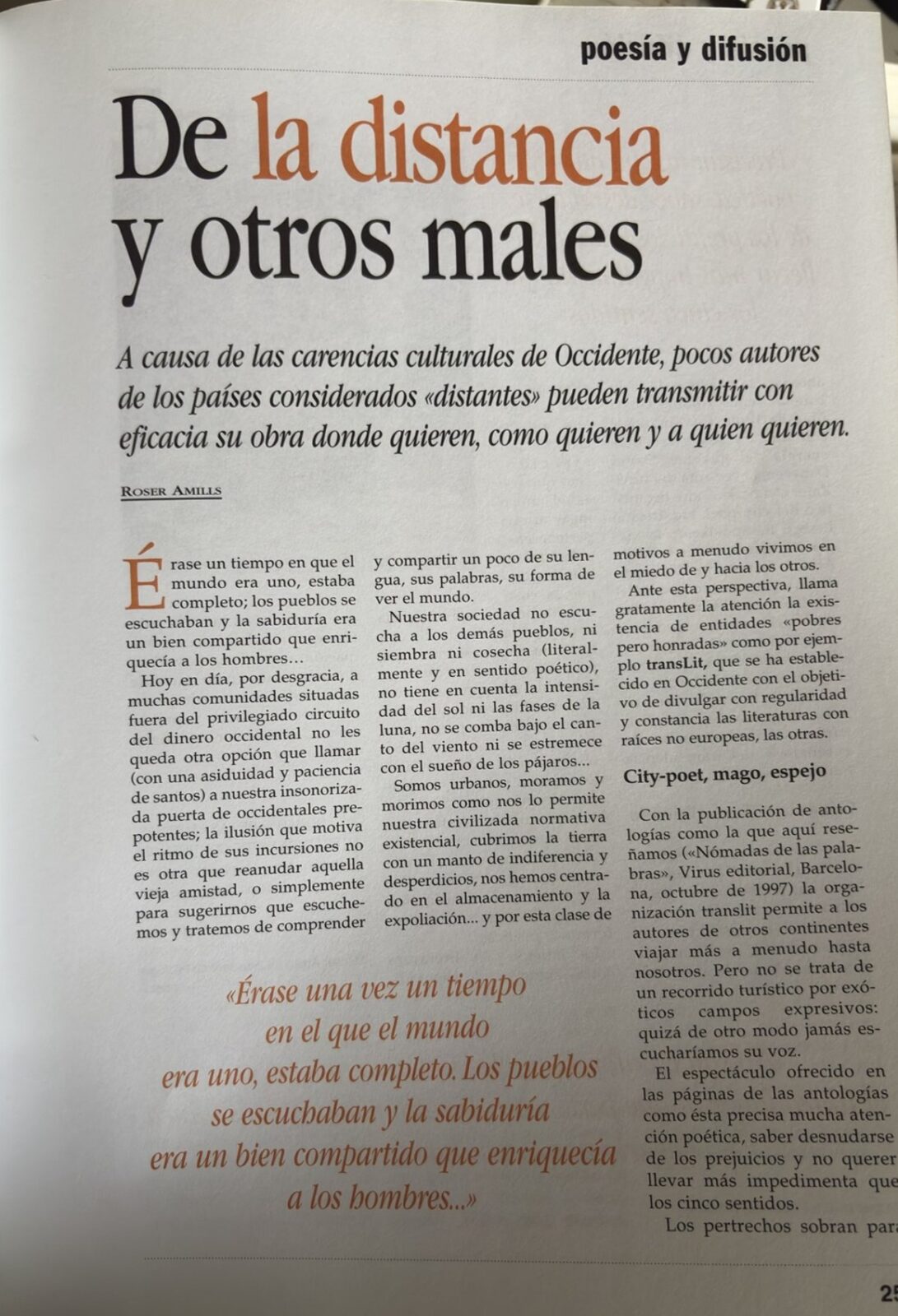 Página 25 de Aula de Poesía n.º 0 con el artículo «De la distancia y otros males», de Roser Amills