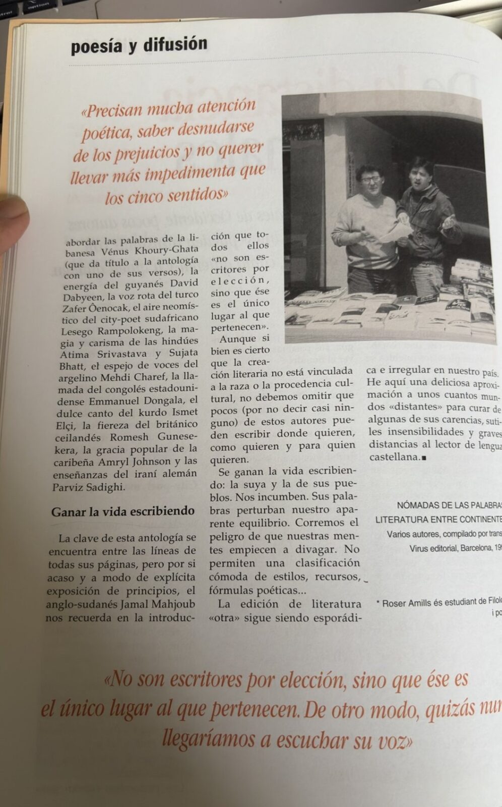 Página 26 de Aula de Poesía n.º 0 con la conclusión del artículo de Roser Amills y la portada de «Nómadas de las palabras»