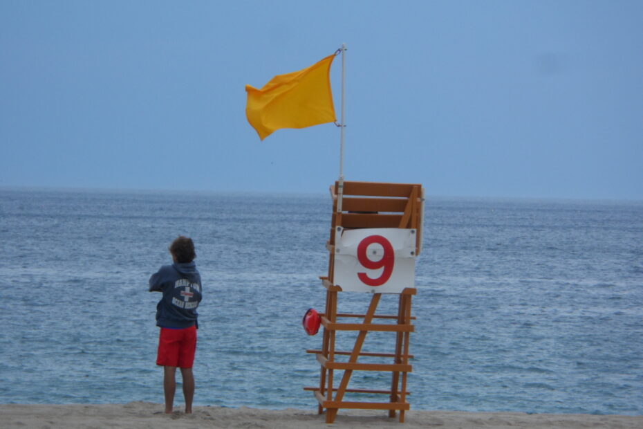 Bandera amarilla de precaución en una playa