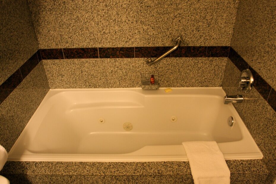 Bañera de hidromasaje en el cuarto de baño de una suite de hotel