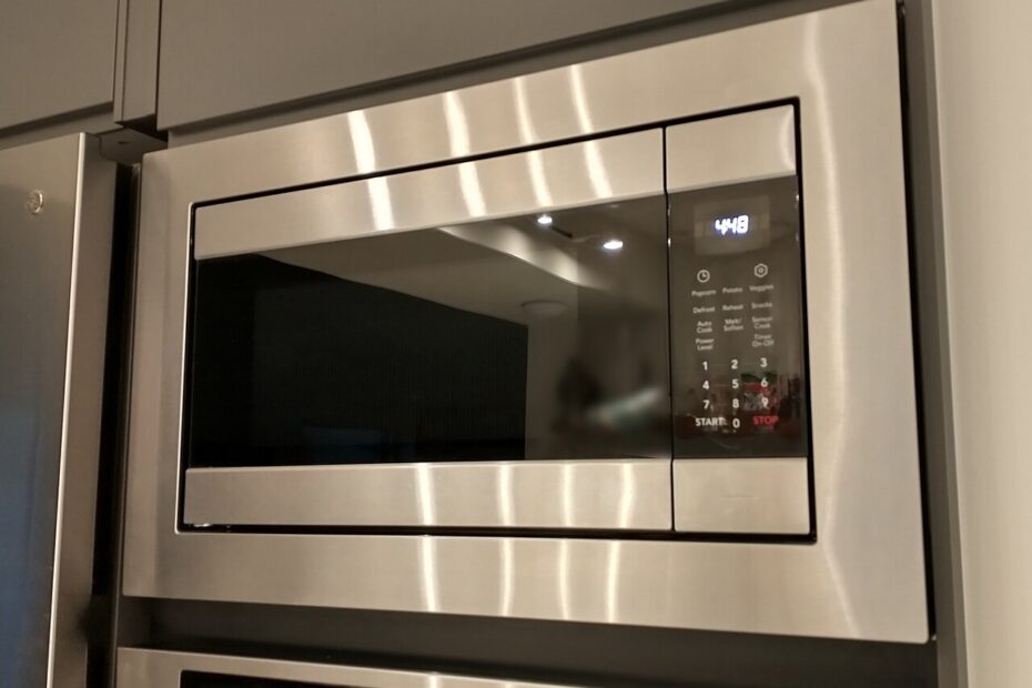 Cocina moderna con horno y microondas integrados