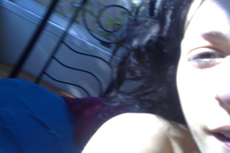 Autorretrato de Roser Amills en la cama con un rayo de sol