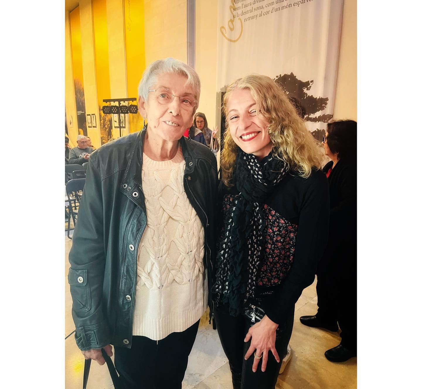 Roser Amills junto a una poeta en la lectura del Día Mundial de la Poesía en Can Alcover, Palma