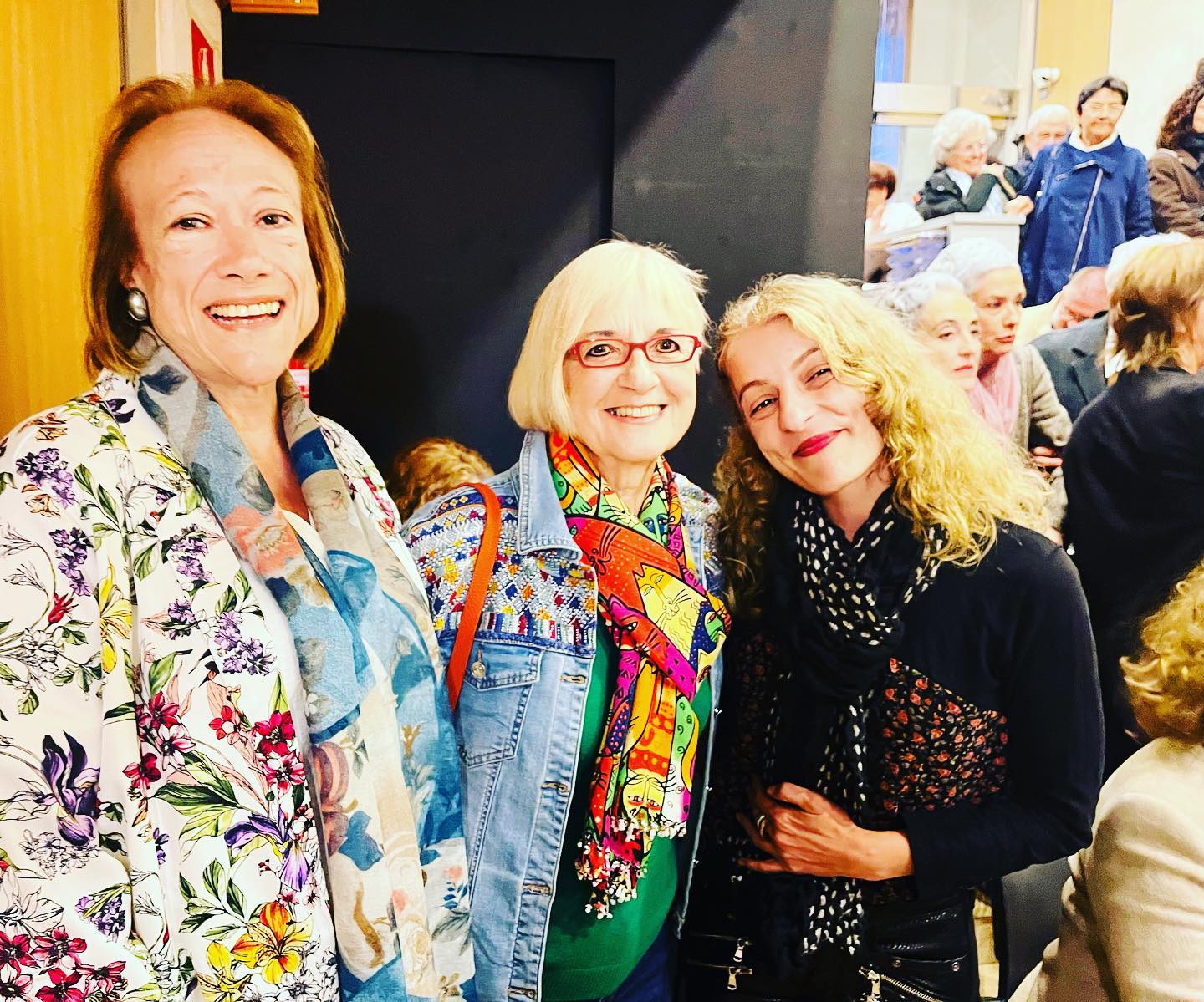 Roser Amills, a la derecha, junto a las poetas Àngels Cardona y Maria Victòria Secall en el Día Mundial de la Poesía en Can Alcover, Palma