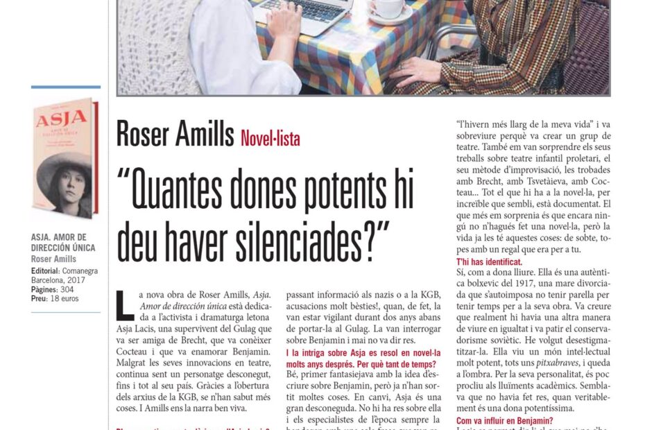 Pàgina 46 del suplement Cultura d’El Punt Avui del 19 de novembre de 2017 amb l’entrevista d’Ada Castells a Roser Amills, «Quantes dones potents hi deu haver silenciades?», i la foto de les dues conversant a una terrassa