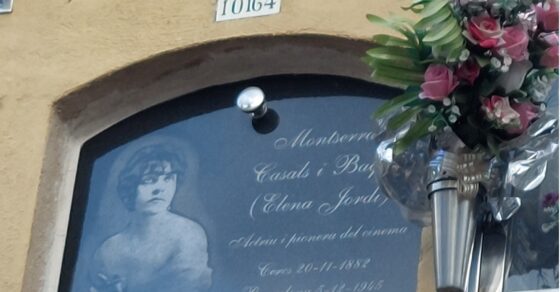 Lápida del nicho 10164 del cementerio de Les Corts con el retrato y el nombre de Montserrat Casals i Baqué (Elena Jordi), «actriu i pionera del cinema»