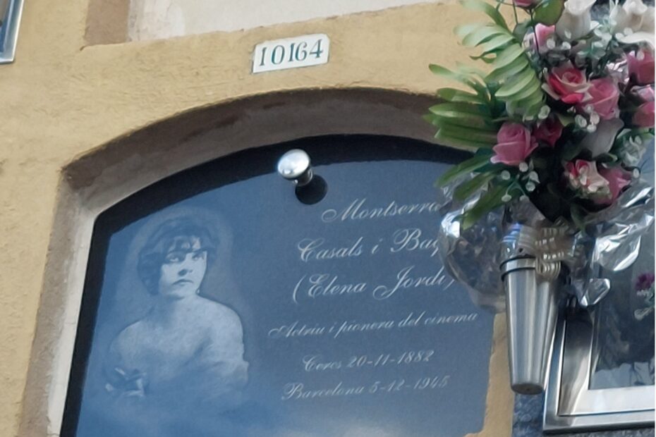 Lápida del nicho 10164 del cementerio de Les Corts con el retrato y el nombre de Montserrat Casals i Baqué (Elena Jordi), «actriu i pionera del cinema»