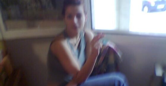 Roser Amills sentada junto a una ventana, gesticulando con una mano