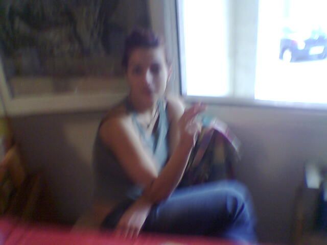 Roser Amills sentada junto a una ventana, gesticulando con una mano