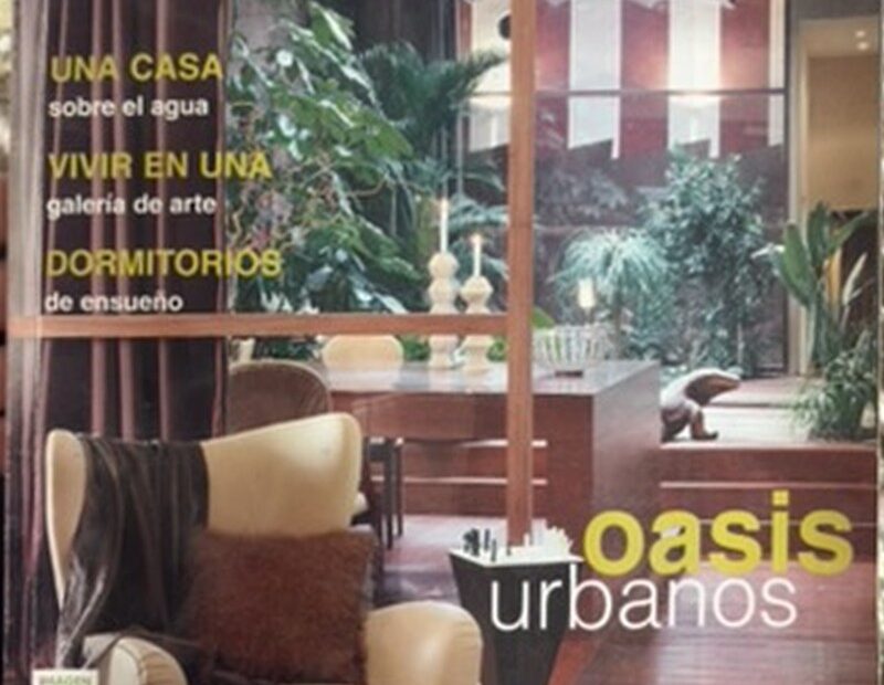 Portada de la revista Estilo Clásico, año 1, n.º 2, con el titular «Oasis urbanos» y un salón con butaca beige y plantas