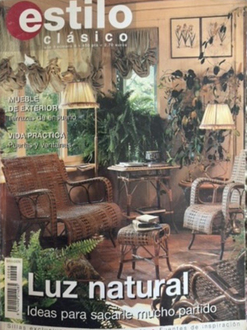Portada de la revista Estilo Clásico, año 2, n.º 8, con el titular «Luz natural. Ideas para sacarle mucho partido» y un rincón con sillones de mimbre