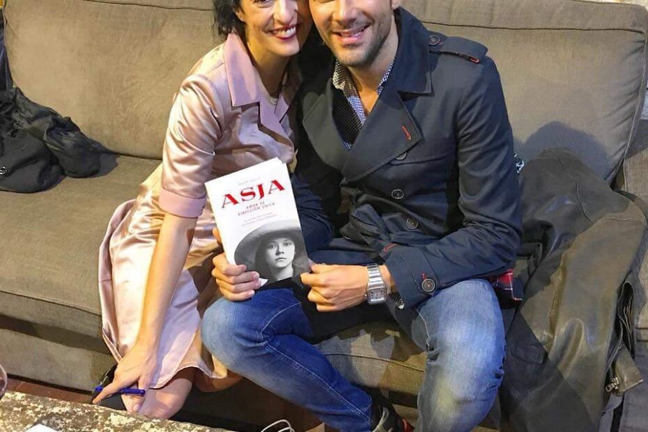 Roser Amills, con un ejemplar de Asja, sentada en un sofá junto a Fabio Vieira, que lleva zapatillas rojas, en la Nau Comanegra