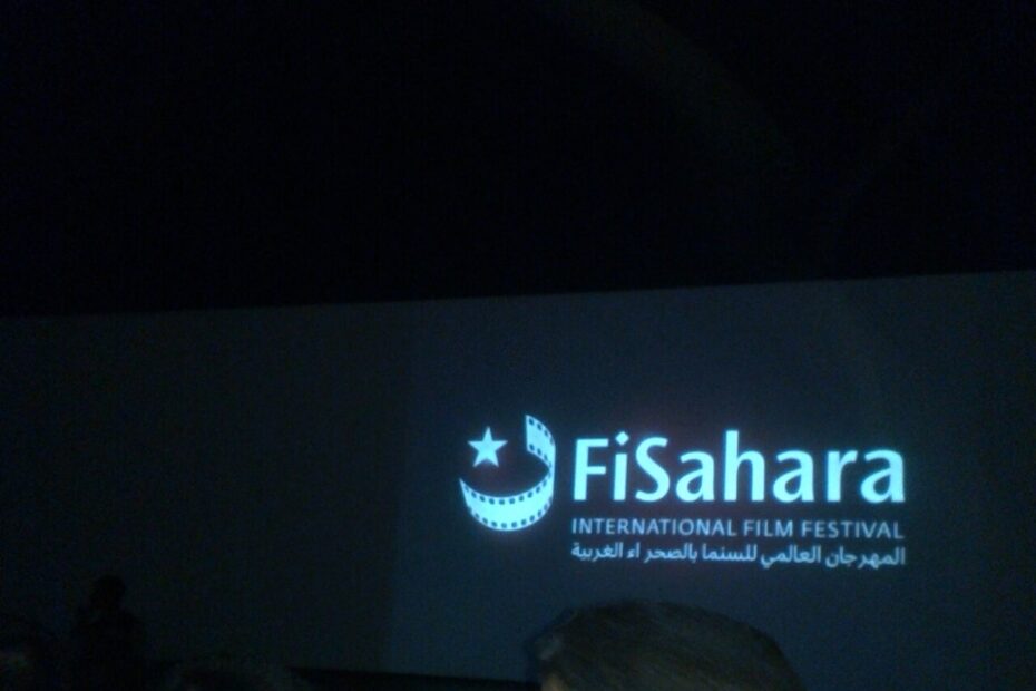 Un niño entre el público del festival FiSahara en los campamentos saharauis