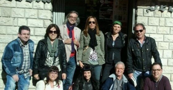 Foto de grupo ante la fachada de la Llibreria Serret con Roser Amills y lectores, el 25 de mayo de 2013