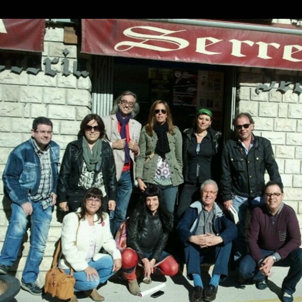 Foto de grupo ante la fachada de la Llibreria Serret con Roser Amills y lectores, el 25 de mayo de 2013