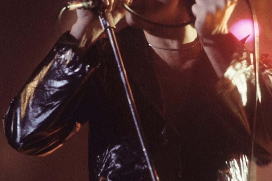 Freddie Mercury cantando en un concierto de Queen en New Haven, Connecticut, en noviembre de 1977