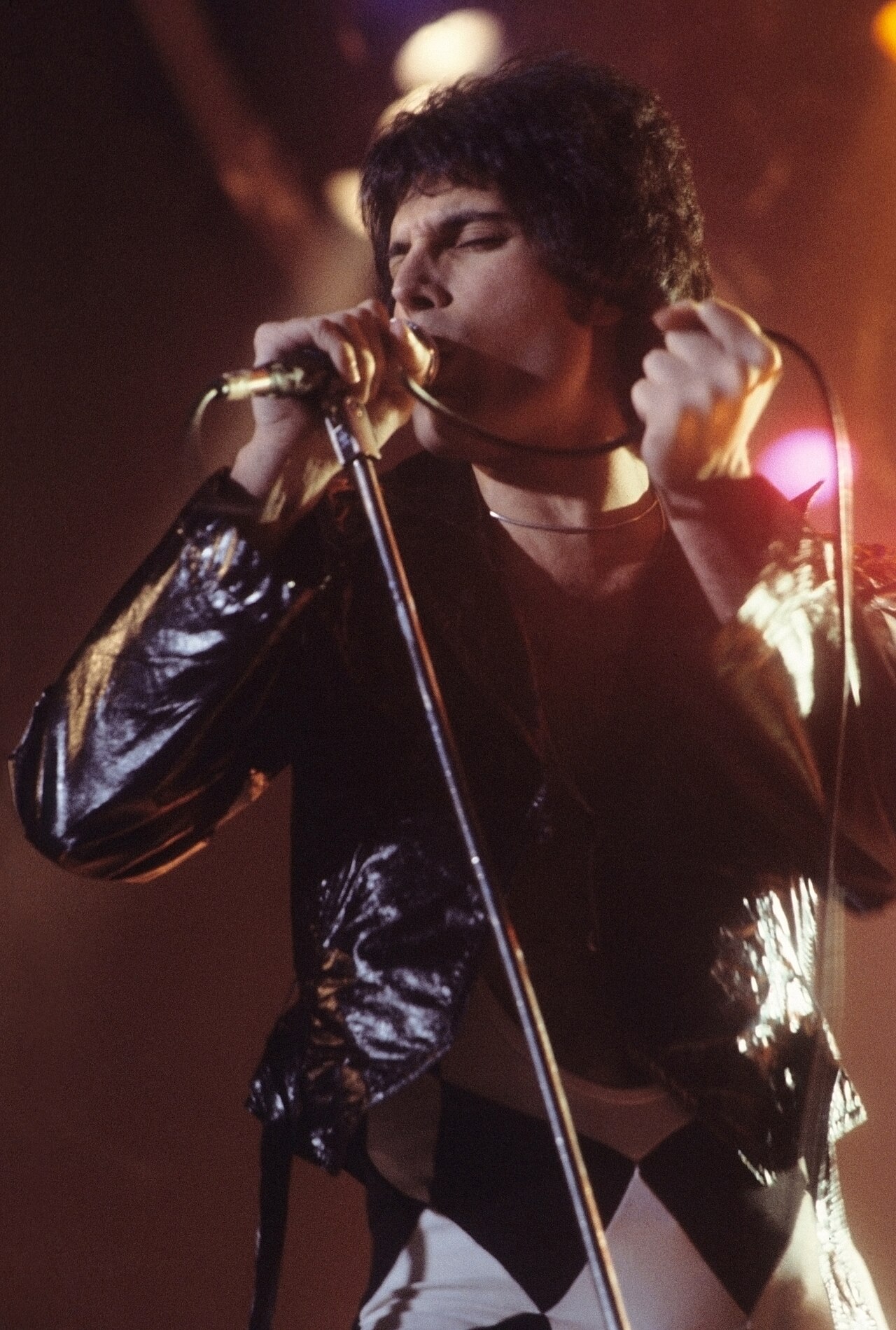Freddie Mercury cantando en un concierto de Queen en New Haven, Connecticut, en noviembre de 1977