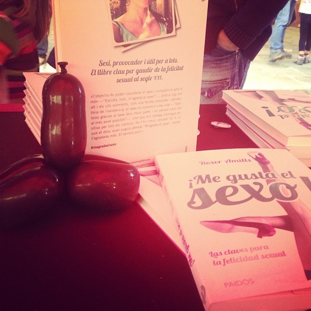 Globo con forma fálica regalado por un mimo junto a ejemplares de ¡Me gusta el sexo! en la mesa de firmas de Arnes, el 26 de mayo de 2013