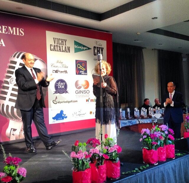 Constantino Mediavilla entrega el premio a Gloria González Lamúa en los Premios APEI 2014