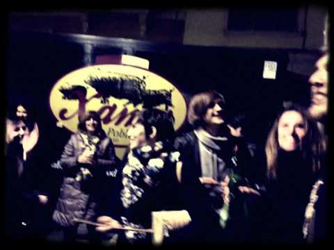 Fotograma del vídeo de música y baile mallorquín en el barrio de Gràcia, Barcelona