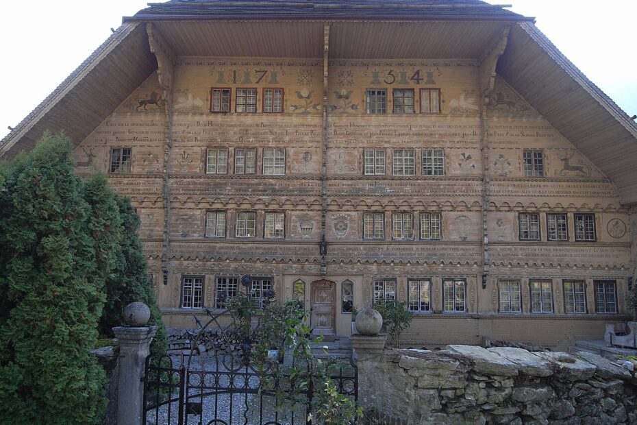 El Grand Chalet de Rossinière, en Suiza, la casa de madera de 113 ventanas donde vivió y murió el pintor Balthus