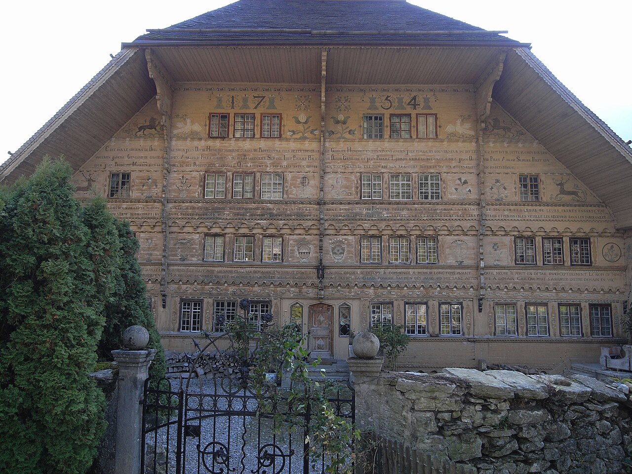 El Grand Chalet de Rossinière, en Suiza, la casa de madera de 113 ventanas donde vivió y murió el pintor Balthus