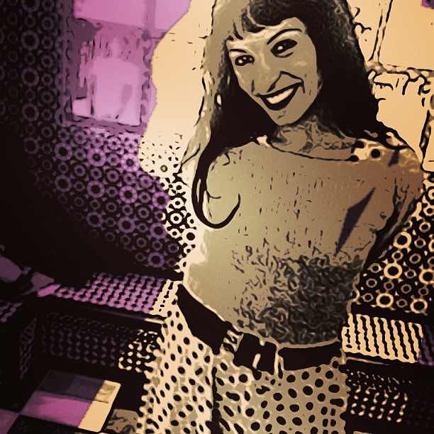 Retrato de mujer sonriente con falda de lunares, con efecto de cómic en tonos sepia y violeta