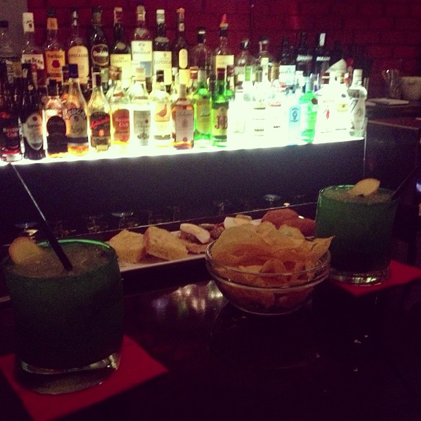 Qué bien nos están tratando en Stinger antes del espectáculo en Duvet BCN!