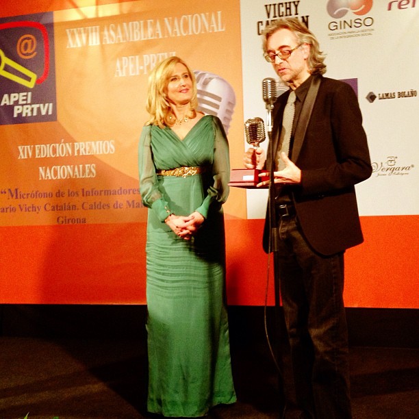 Él, Víctor Amela, galán; ella, Nieves Herrero, entusiasmada con su Micrófono 2012 (ya tiene unos cuantos)