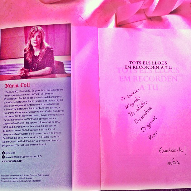 Páginas del libro «Tots els llocs em recorden a tu», de Núria Coll, con su dedicatoria manuscrita a Roser