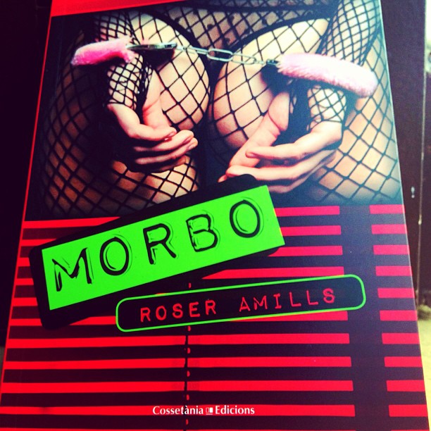 Portada del libro «Morbo», de Roser Amills (Cossetània Edicions), con unas esposas rosas sobre unas medias de rejilla