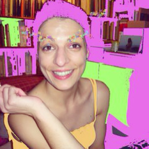 Retrato de Roser Amills sonriendo, retocado con colores fucsia y verde y cejas de colores