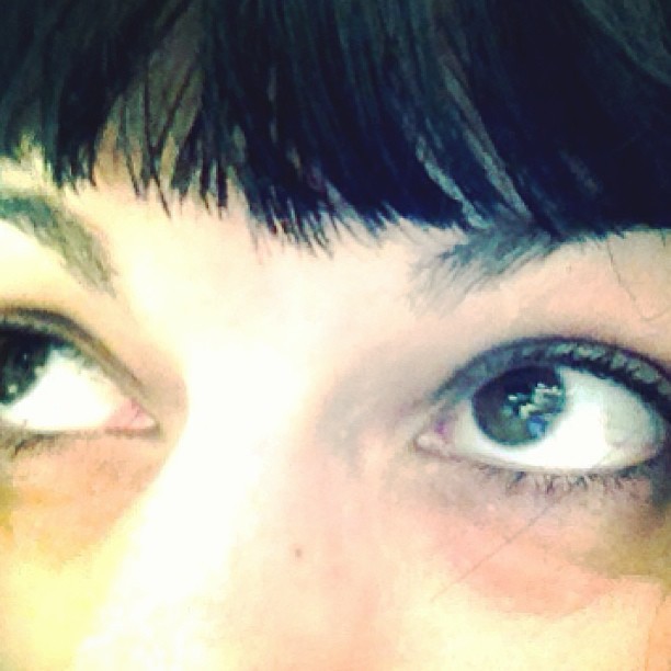 Primer plano de los ojos de Roser Amills mirando hacia arriba, con flequillo oscuro